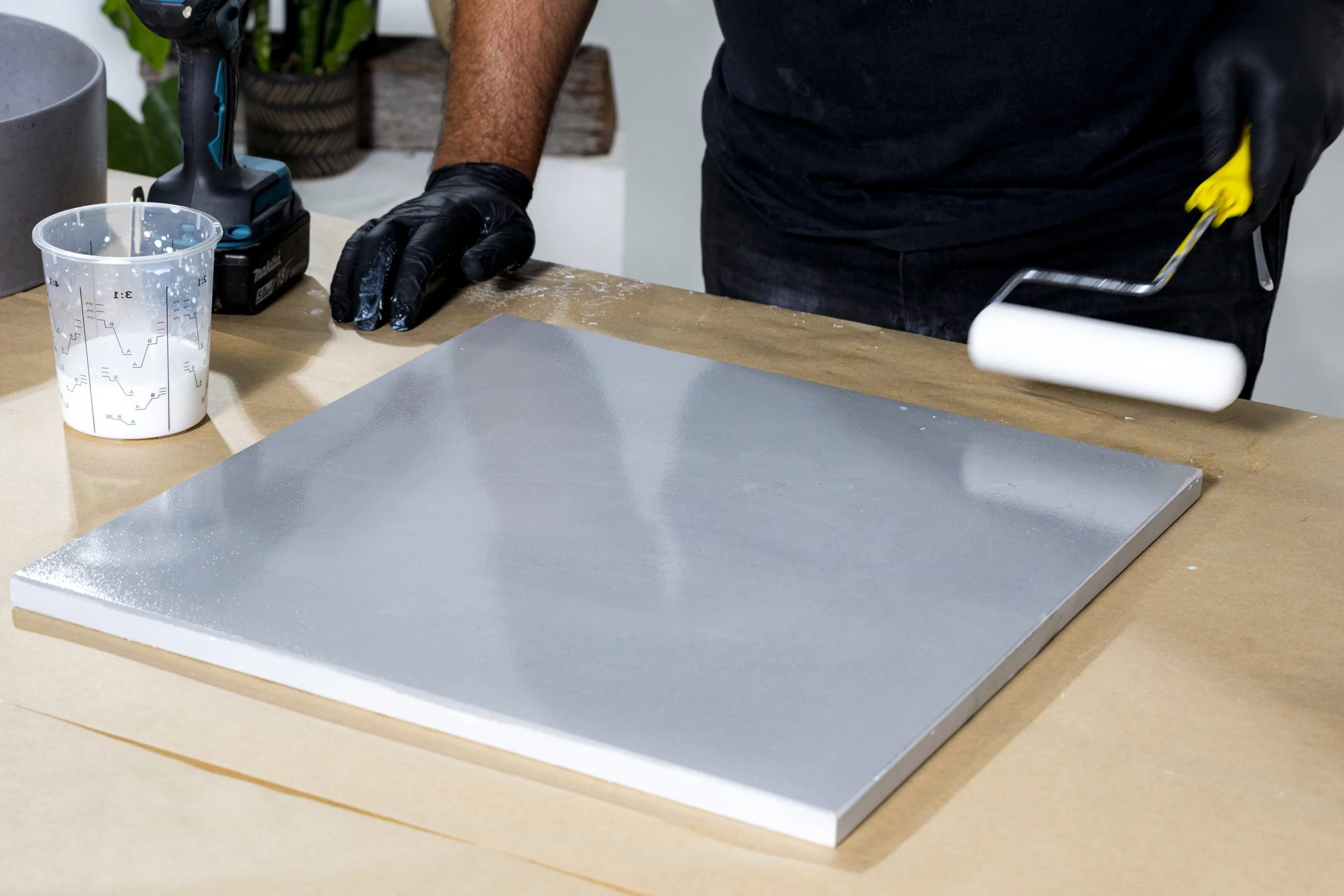 Painting a metal sheet with a roller