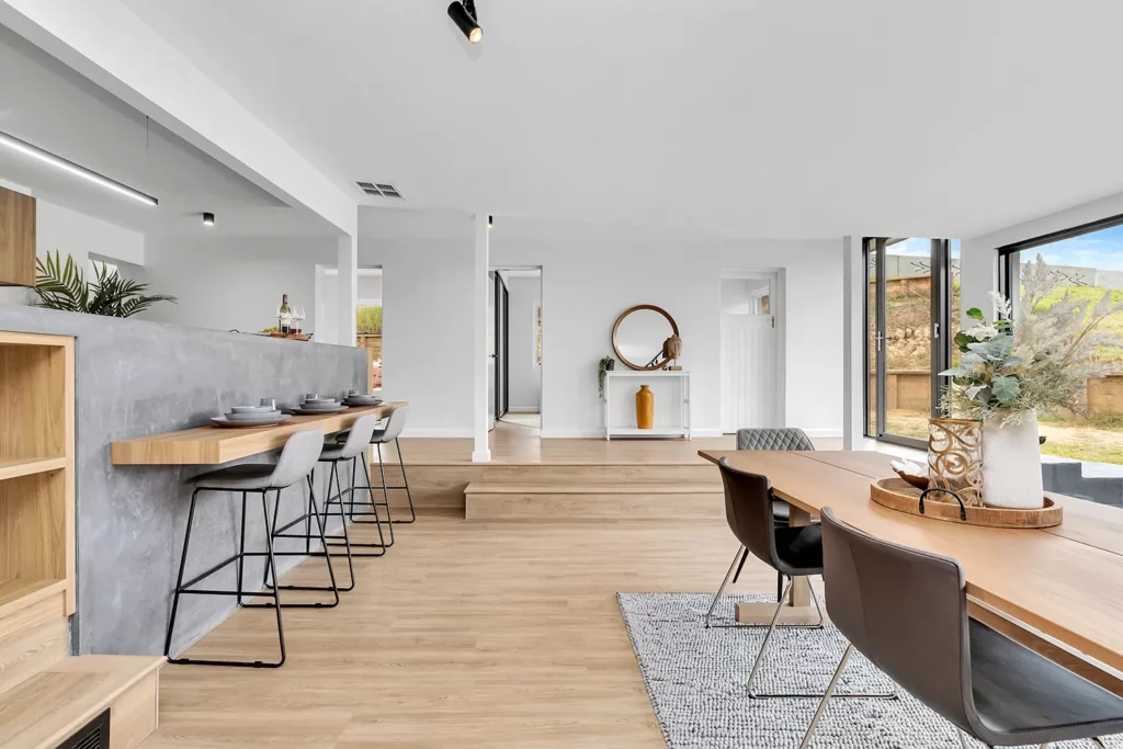 Modern open-plan kitchen and dining area.